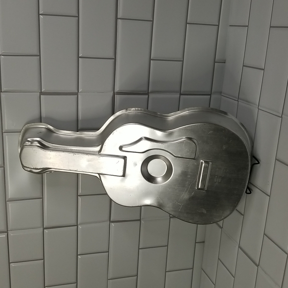 Wilton Other - Wilton 1977 Electric Guitar Cake Pan